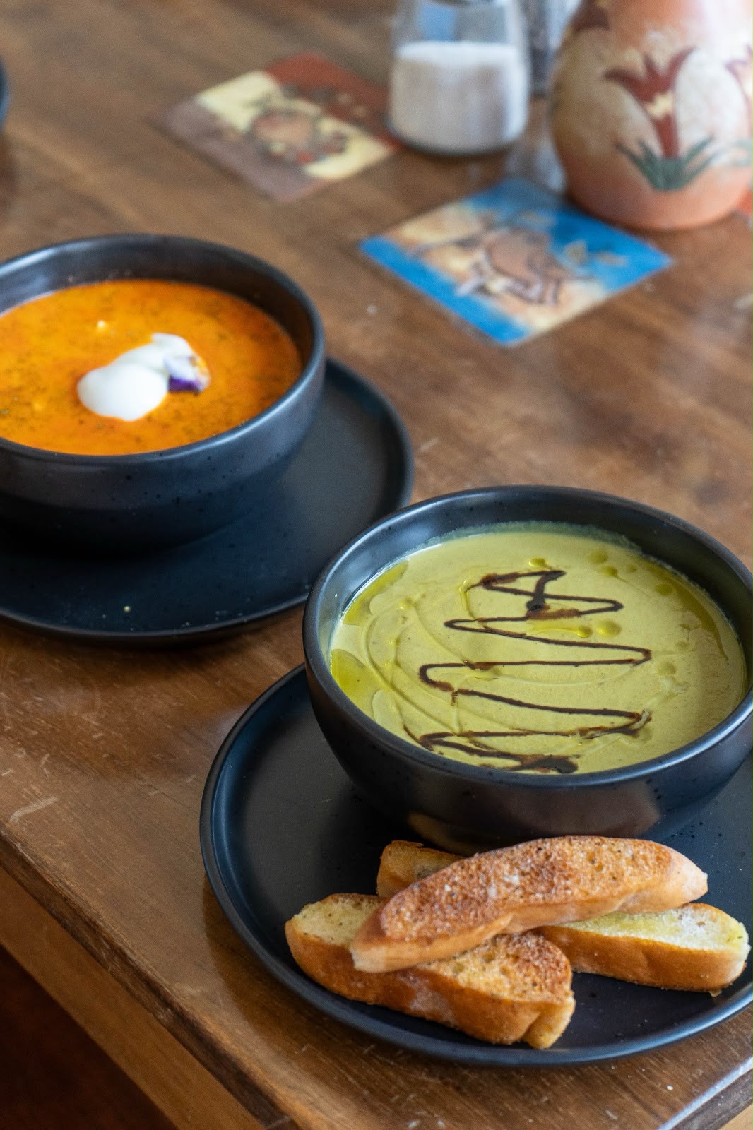 Cremas de verduras servidas en la mesa