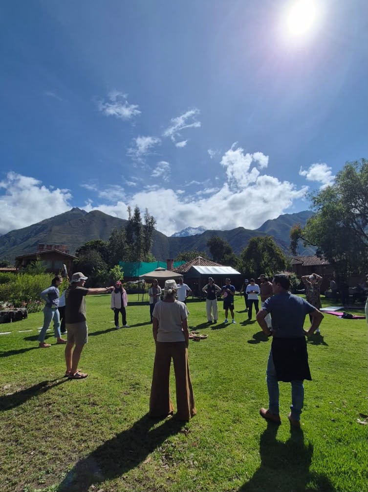 Grupo reunido en círculo sobre el césped bajo el sol