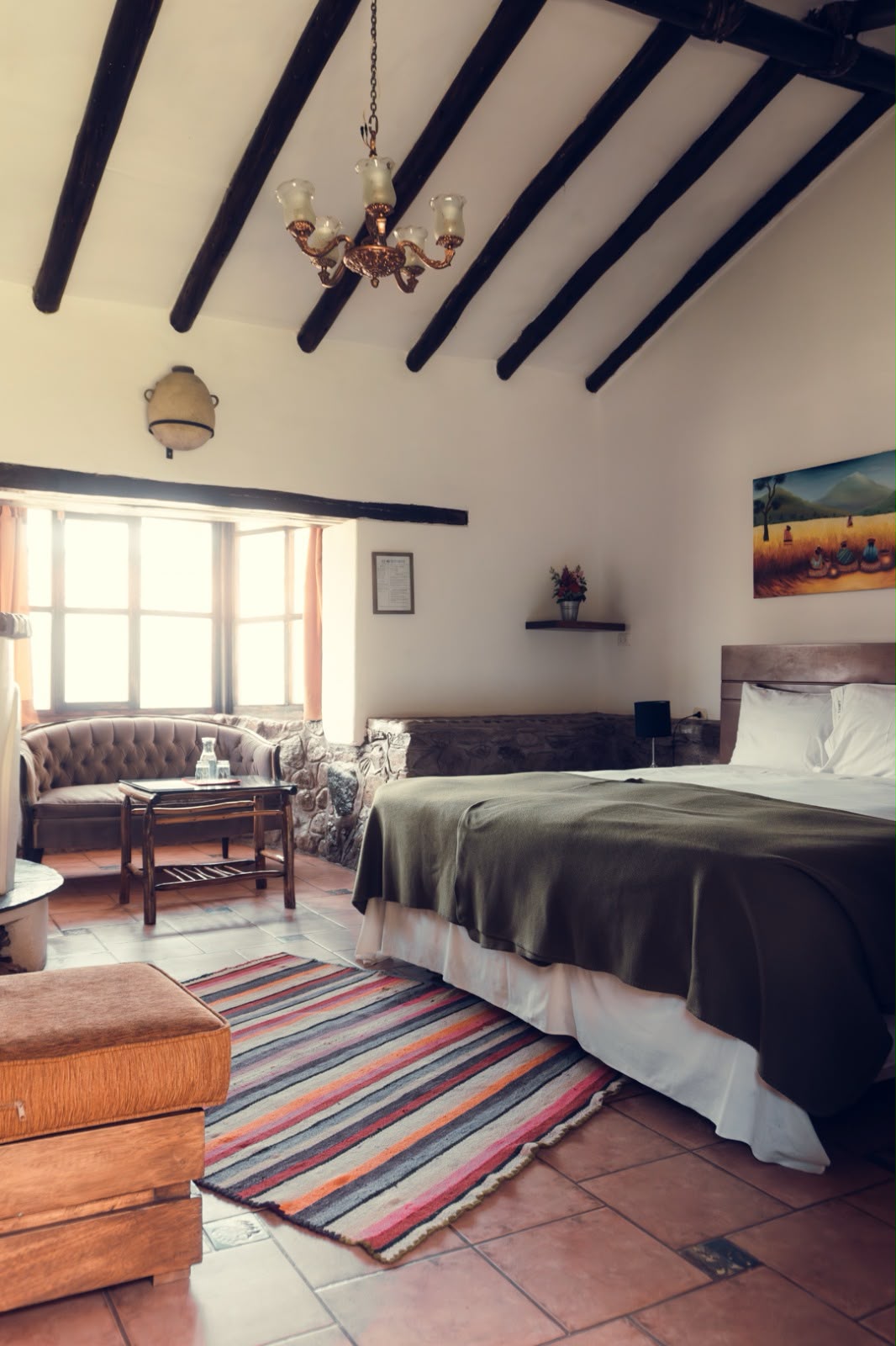 Habitación con vigas de madera y luz natural