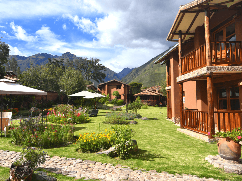 Jardín y sendero de piedra con vista a las montañas