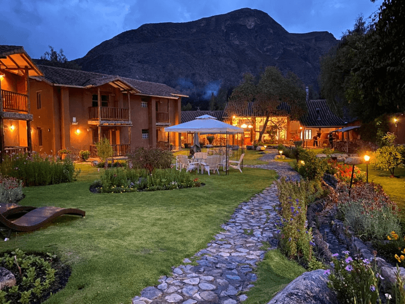 El jardín iluminado al caer la noche